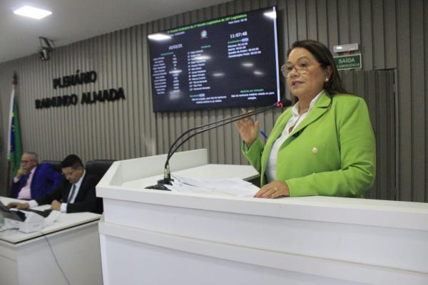 Vereadora Márcia Baranda pede revitalização de faixas de pedestres em frente às escolas de Parintins