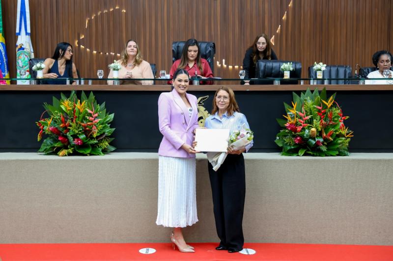 Deputada Mayra Dias entrega diploma ‘Mulher Cidadã Amazonense’ à assistente social Maria Rosa de Oliveira