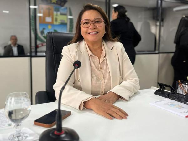 Vereadora Márcia Baranda pede instalação de brinquedos adaptados para crianças com deficiência em Parintins Vereadora Márcia Baranda pede instalação de brinquedos adaptados para crianças com deficiência em Parintins