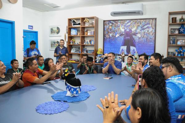 Boi Caprichoso recebe imersão cultural de acadêmicos indígenas da UEA Boi Caprichoso recebe imersão cultural de acadêmicos indígenas da UEA