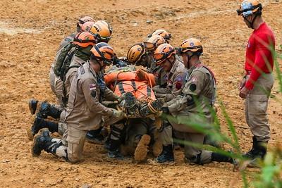 Simulado de busca e resgate em estruturas colapsadas prepara bombeiros para atuarem em cenários de desastres