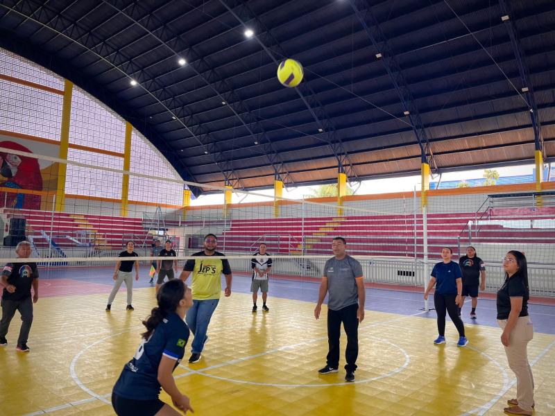 Profissionais da Secretaria de Esporte de Parintins recebem capacitação em regras do voleibol
