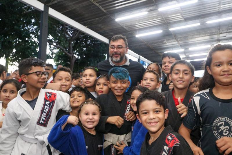 Com apoio do Governo do Amazonas, tatames e kimonos são entregues a 1.250 crianças e adolescentes