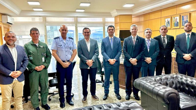 Saullo Vianna discute melhorias no aeroporto de Parintins com a Aeronáutica