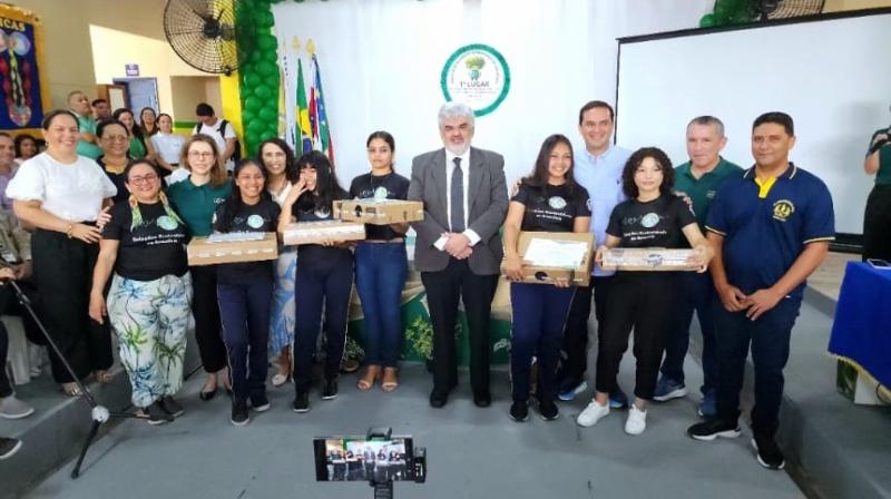 Escola de Parintins recebe premiação do concurso “Soluções Sustentáveis” do TCE-AM