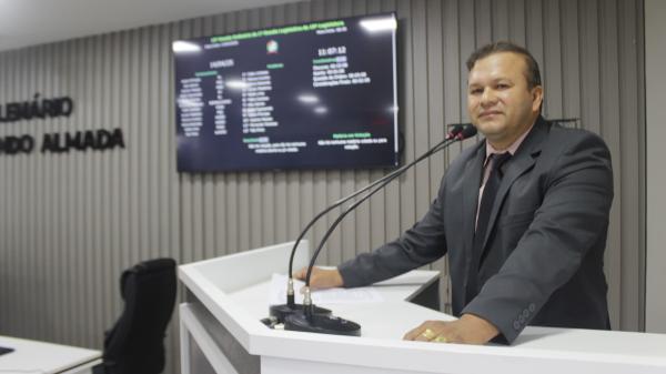 Vereador Adson Príncipe solicita limpeza e desobstrução da orla da Francesa