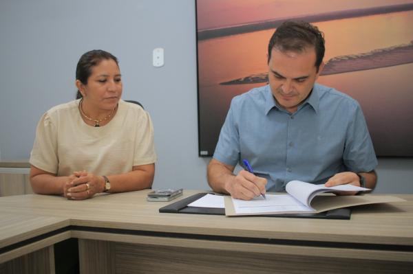 Prefeito Mateus Assayag anuncia Abono aos profissionais da Educação do exercício 2024 Prefeito Mateus Assayag anuncia Abono aos profissionais da Educação do exercício 2024