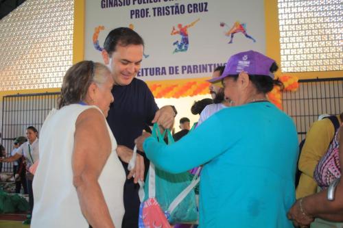 Prefeito Mateus Assayag entrega 21 toneladas de pescado na Semana Santa, em Parintins