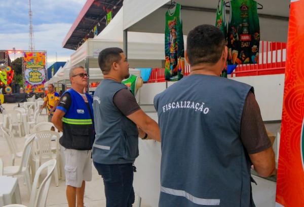 Secretaria de Terras recebe currículos para contratação de 150 fiscais ao Festival de Parintins Secretaria de Terras recebe currículos para contratação de 150 fiscais ao Festival de Parintins