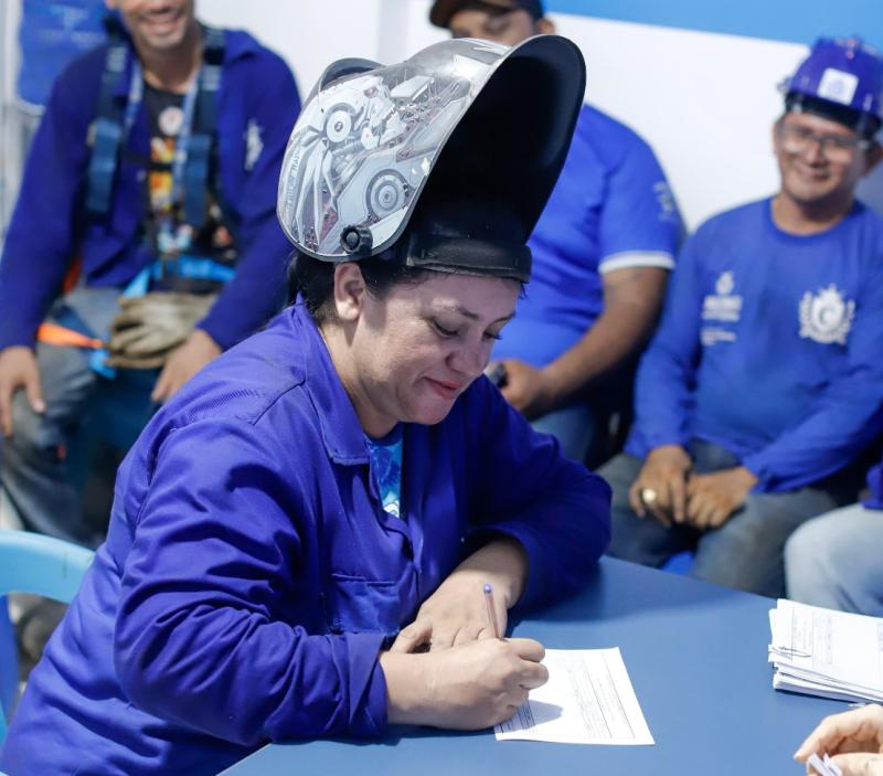 Boi Caprichoso realiza pagamento de artistas e colaboradores do galpão