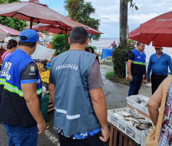 Secretaria de Terras orienta feirantes sobre uso adequado das vias públicas em Parintins