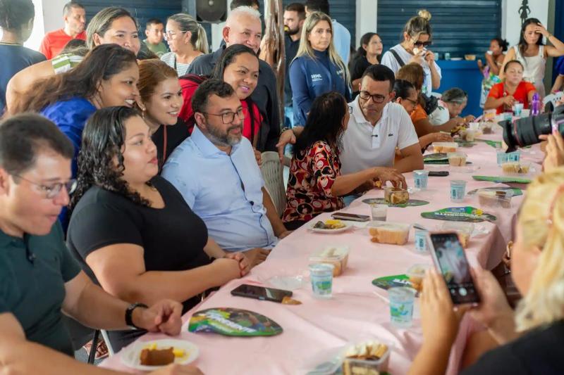 Em café em homenagem às mães, no bairro Compensa, governador Wilson Lima anuncia reforma de espaços de esporte e lazer