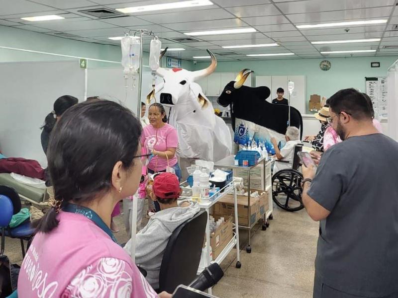Mães em tratamento oncológico recebem homenagem dos bois de Parintins em Manaus