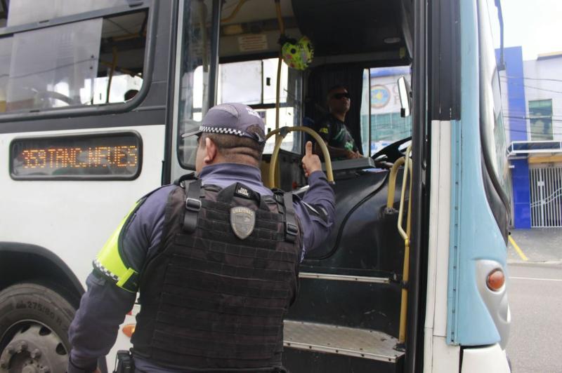Caem crimes de roubos de celular, a ônibus e pedestres no Amazonas