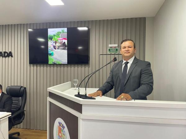 Vereador Adson Príncipe solicita pintura de sinalização em quebra-molas na Estrada Odovaldo Novo Vereador Adson Príncipe solicita pintura de sinalização em quebra-molas na Estrada Odovaldo Novo