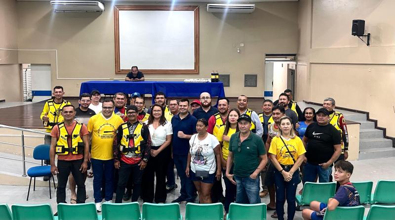 Maio Amarelo: Detran-AM realiza ação com mototaxistas em Parintins atendendo indicação da vereadora Márcia Baranda Maio Amarelo: Detran-AM realiza ação com mototaxistas em Parintins atendendo indicação da vereadora Márcia Baranda