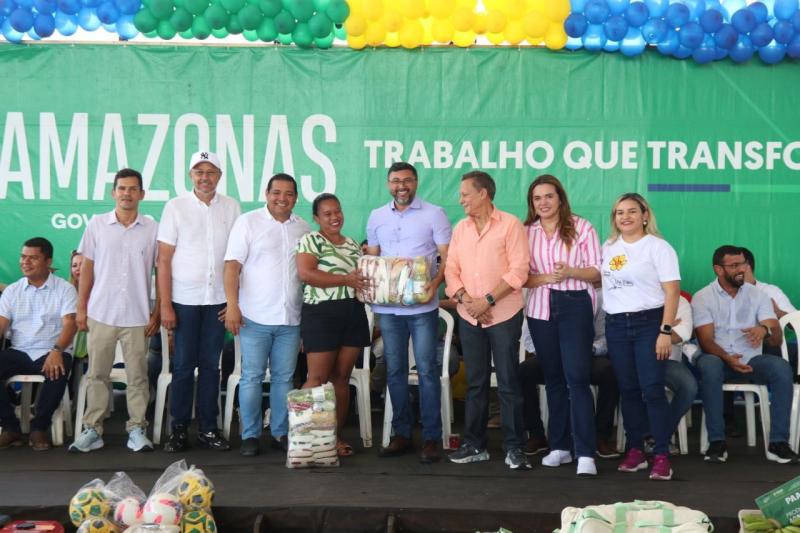 Em Tapauá, governador Wilson Lima entrega 4 toneladas de alimentos para famílias e fortalece área do esporte e lazer Em Tapauá, governador Wilson Lima entrega 4 toneladas de alimentos para famílias e fortalece área do esporte e lazer