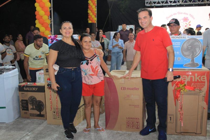 Primeira festa das Mães no Mocambo sorteou dezenas de prêmios ao comando da gestão Mateus e Vanessa Primeira festa das Mães no Mocambo sorteou dezenas de prêmios ao comando da gestão Mateus e Vanessa