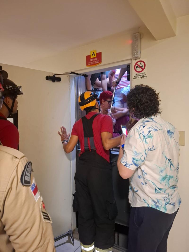 Corpo de Bombeiros resgata seis turistas presos em elevador de hotel no Centro de Manaus Corpo de Bombeiros resgata seis turistas presos em elevador de hotel no Centro de Manaus