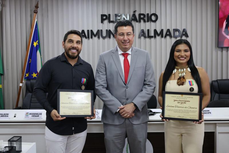 Vereador Fábio Cardoso homenageia Edilene Tavares e Sebastião Jr com Medalha de Mérito Jair Mendes na Câmara Municipal de Parintins Vereador Fábio Cardoso homenageia Edilene Tavares e Sebastião Jr com Medalha de Mérito Jair Mendes na Câmara Municipal de Parintins