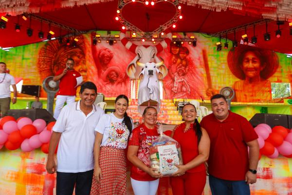 Deputada Mayra Dias realiza ação de saúde e cidadania para artistas e trabalhadores do Garantido Deputada Mayra Dias realiza ação de saúde e cidadania para artistas e trabalhadores do Garantido