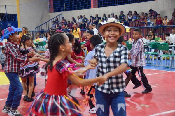 Caburi celebra união entre escola, família e tradição junina em noite cultural Caburi celebra união entre escola, família e tradição junina em noite cultural