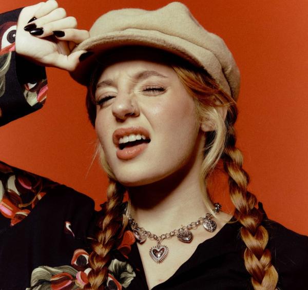 Fãs da cantora Cella já entraram em contagem regressiva para a Festa dos Visitantes, em Parintins