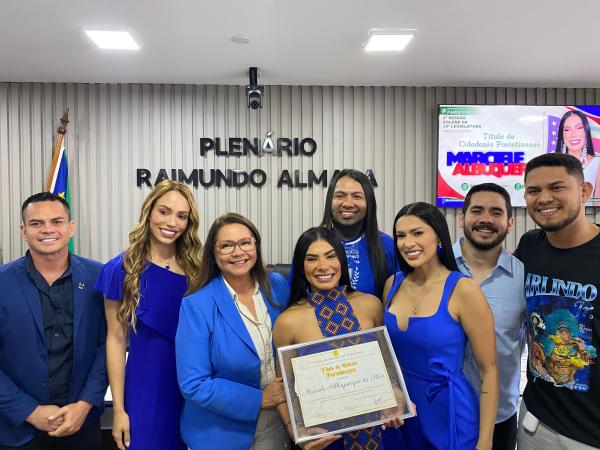 Vereadora Márcia Baranda participa da entrega do Título de Cidadania Parintinense à Marciele Albuquerque
