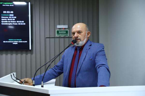 Presidente Cabo Linhares propõe construção de praça com mirante em frente ao Bumbódromo de Parintins Presidente Cabo Linhares propõe construção de praça com mirante em frente ao Bumbódromo de Parintins