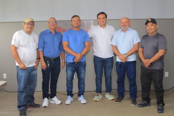 Vereador Adson Príncipe acompanha Prefeito Mateus Assayag em entrevista na Rádio Alvorada e destaca sucesso do Festival e balanço dos 6 primeiros meses de gestão