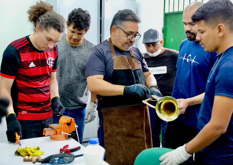 UEA capacita turma do primeiro curso de lutheria em instrumentos de metais, em Manaus