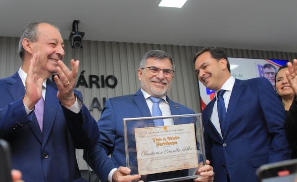 Dodozinho Carvalho, novo cidadão parintinense, e a fala de humildade e gratidão sobre seu Elias Assayag Dodozinho Carvalho, novo cidadão parintinense, e a fala de humildade e gratidão sobre seu Elias Assayag