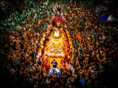 Procissão de Nossa Senhora do Carmo leva multidão pelas ruas de Parintins