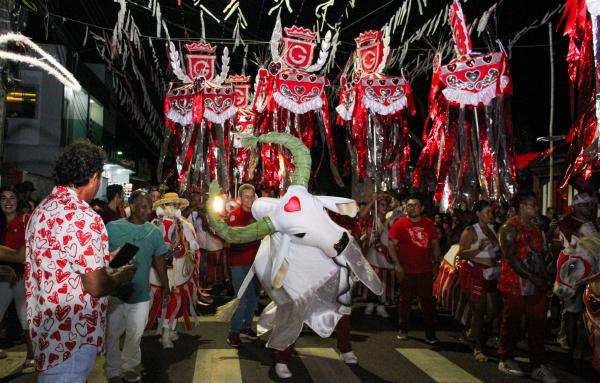 Boi Garantido realiza tradicional matança e encerra temporada com celebração nas ruas de Parintins Boi Garantido realiza tradicional matança e encerra temporada com celebração nas ruas de Parintins