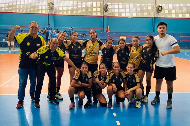 No handebol infantil feminino, Parintins vence tricampeãs dos JEAs e avança para semifinal