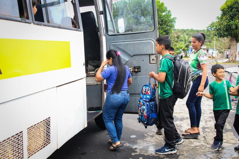 Prefeitura de Parintins entrega micro-ônibus à Escola Municipal Santa Maria, no Mocambo