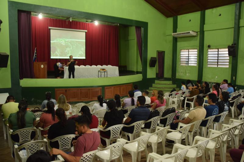 Prefeitura de Parintins promove formação continuada com professores de escolas de várzea