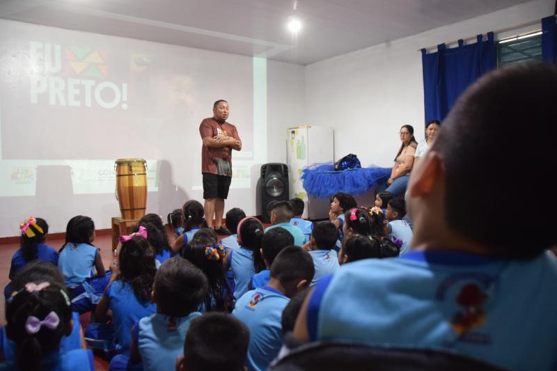 Projeto “Eu Preto” leva música e teatro afro-brasileiro às escolas de Parintins com apoio da Lei Aldir Blanc