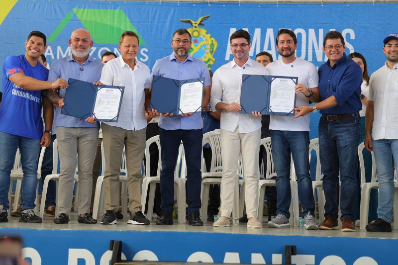 Governador Wilson Lima entrega títulos definitivos e anuncia regularização de 1,8 mil imóveis em Manaus