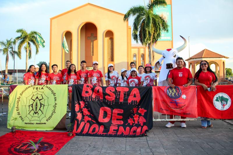 Boi Garantido marca presença em ato público contra o PL da Devastação, em Parintins