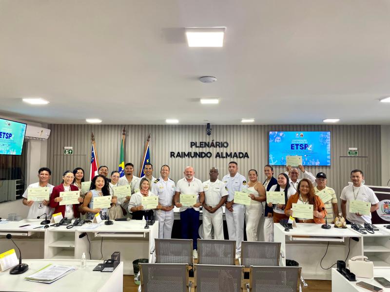 Parceria entre Câmara de Parintins e Marinha capacita servidores em curso de navegação fluvial
