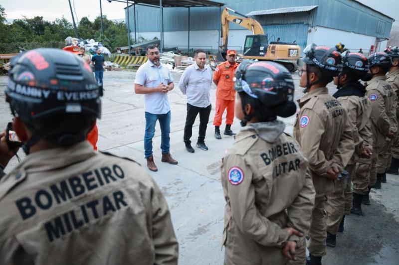 Governador Wilson Lima acompanha trabalho do Corpo de Bombeiros no combate a incêndio em fábricas de Manaus