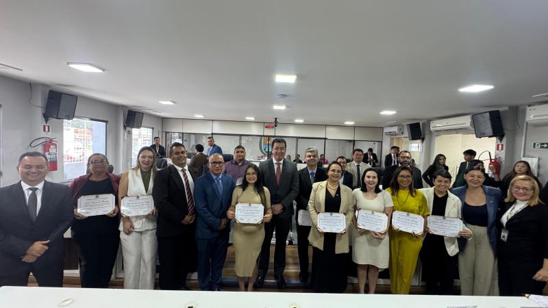 Vereador Fábio Cardoso realiza homenagem aos advogados em sessão especial na Câmara Municipal de Parintins