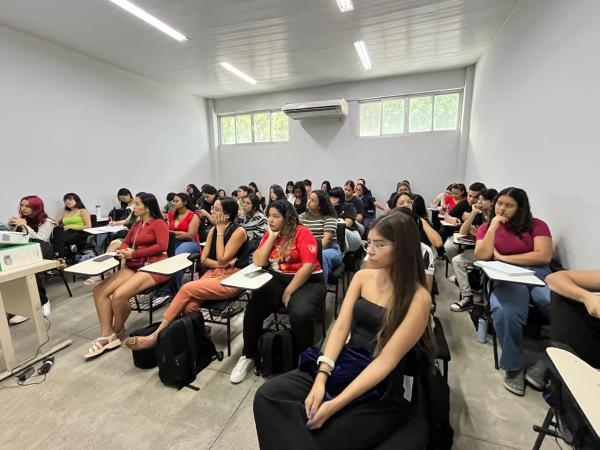 Dia Internacional da Juventude: Vereadora Márcia Baranda propõe criação de cursos profissionalizantes gratuitos para jovens em vulnerabilidade social