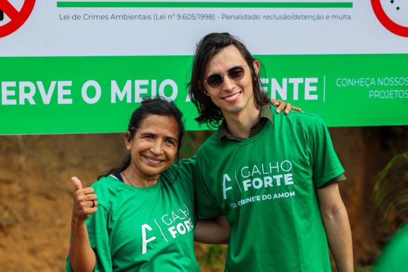 Amom Mandel desembarca em Parintins e participa de ação ambiental do Galho Forte com bois Caprichoso e Garantido