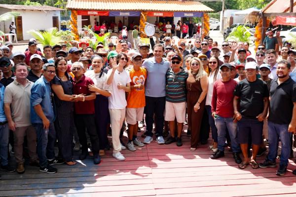 Mateus Assayag, Vanessa Gonçalves e o deputado Amom Mandel comemoram Dia dos Pais com idosos em manhã de lazer