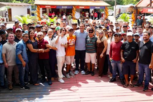 Mateus Assayag, Vanessa Gonçalves e o deputado Amom Mandel comemoram Dia dos Pais com idosos em manhã de lazer