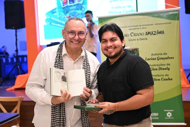 Parintins entra no mapa dos eventos esotéricos do Brasil com lançamento do livro 'Baralho Cigano Amazônia'