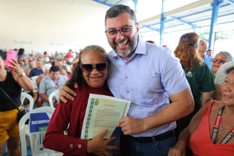 Governador Wilson Lima entrega 600 títulos definitivos e programa já beneficia mais de 20,8 mil famílias com regularização fundiária