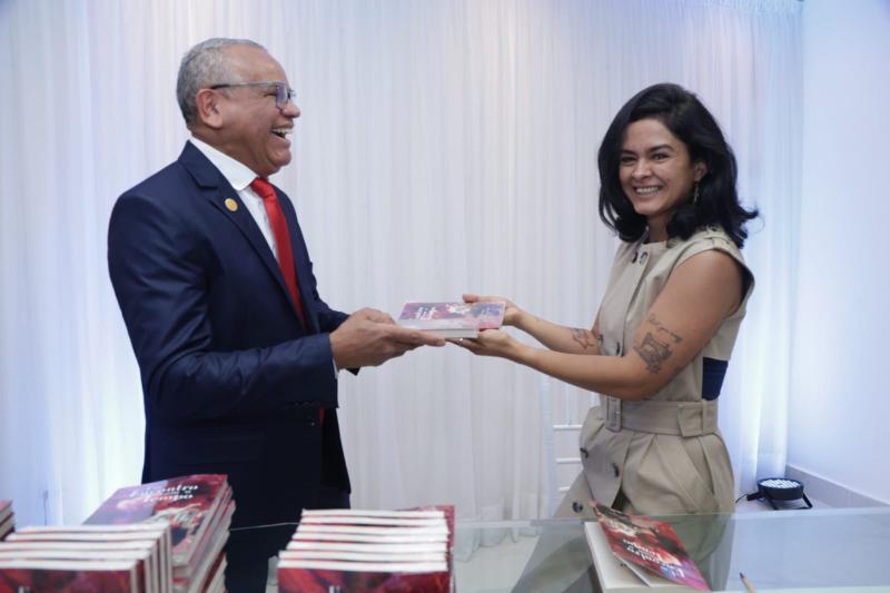 Edson Gonzaga e Priscila Kempen emocionam leitores no lançamento de Um Encontro com o Tempo